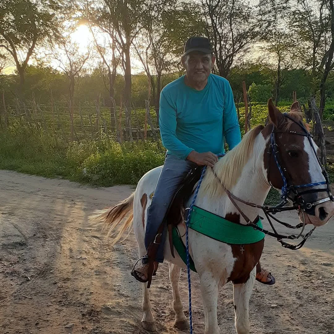 Roberto Farias montado a cavalo ao ar livre
